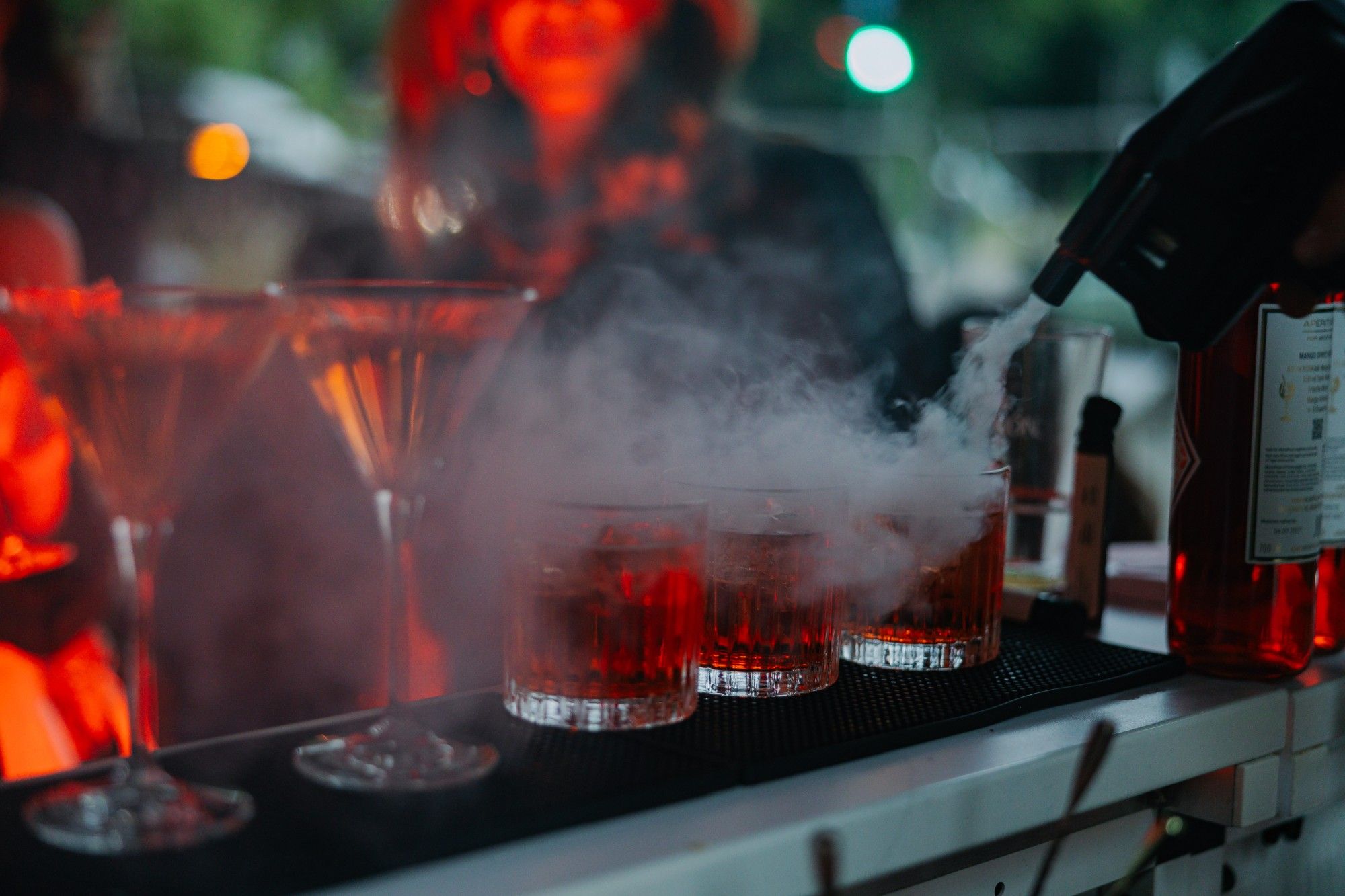 Rauchende Cocktails an der Bar im roten Licht.