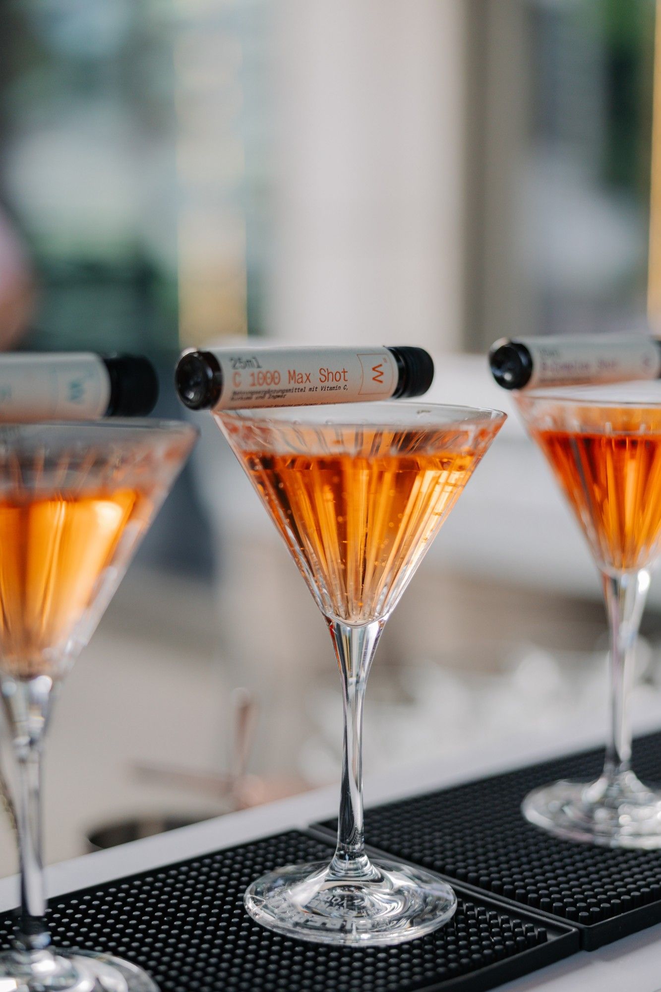 Cocktailglas mit aufgelegtem Vitamin-Shot.