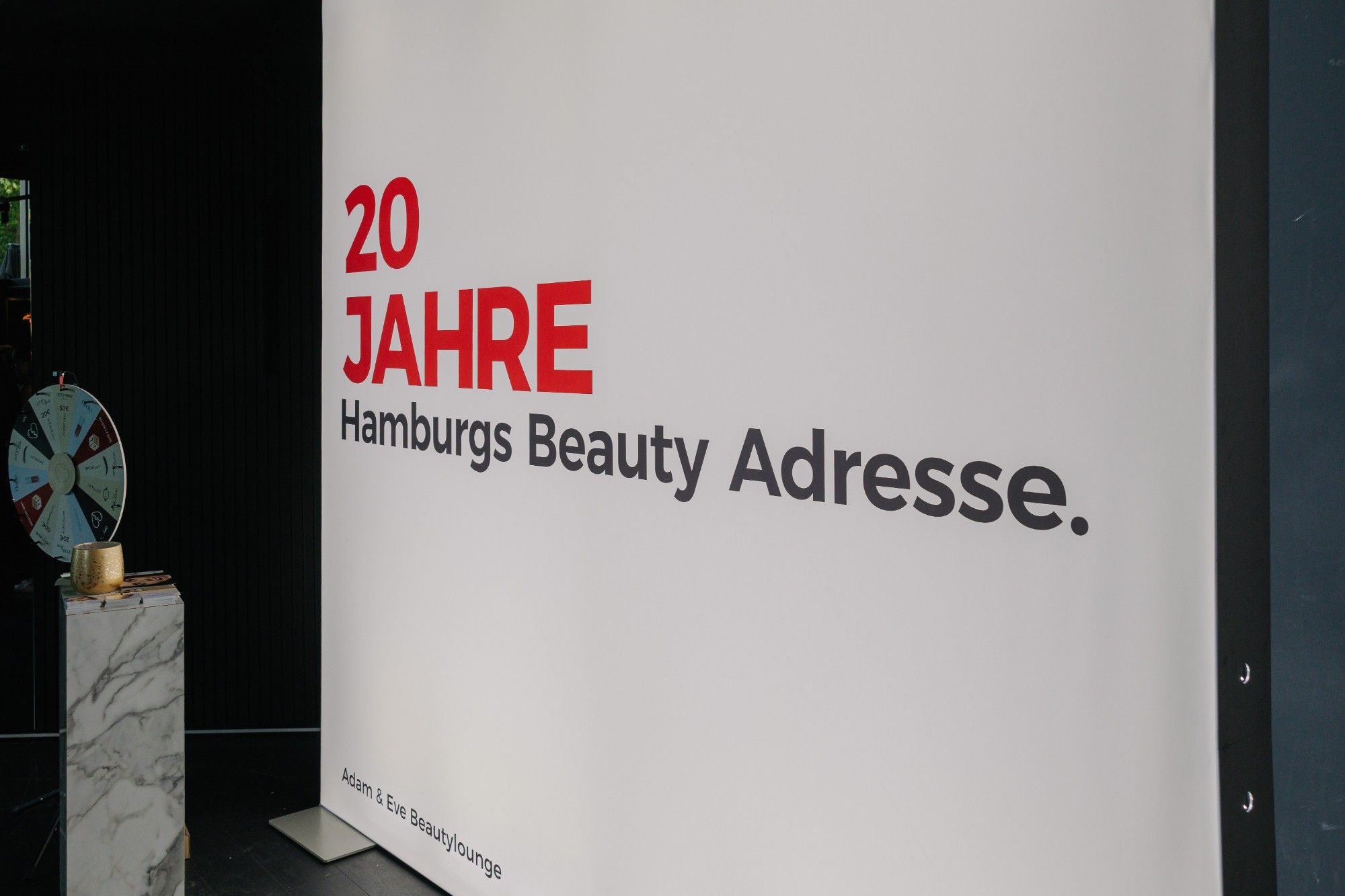 Jubiläumswand mit der Aufschrift 20 Jahre Hamburgs Beauty Adresse.