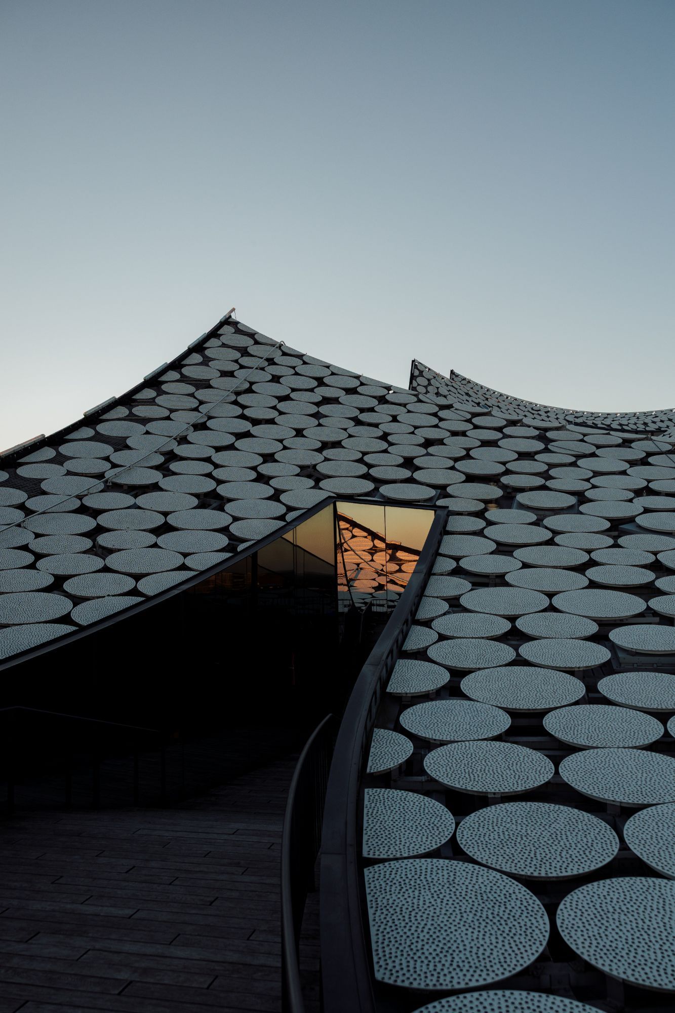 Dach der Elbphilharmonie mit Spiegelung des Sonnenuntergangs.