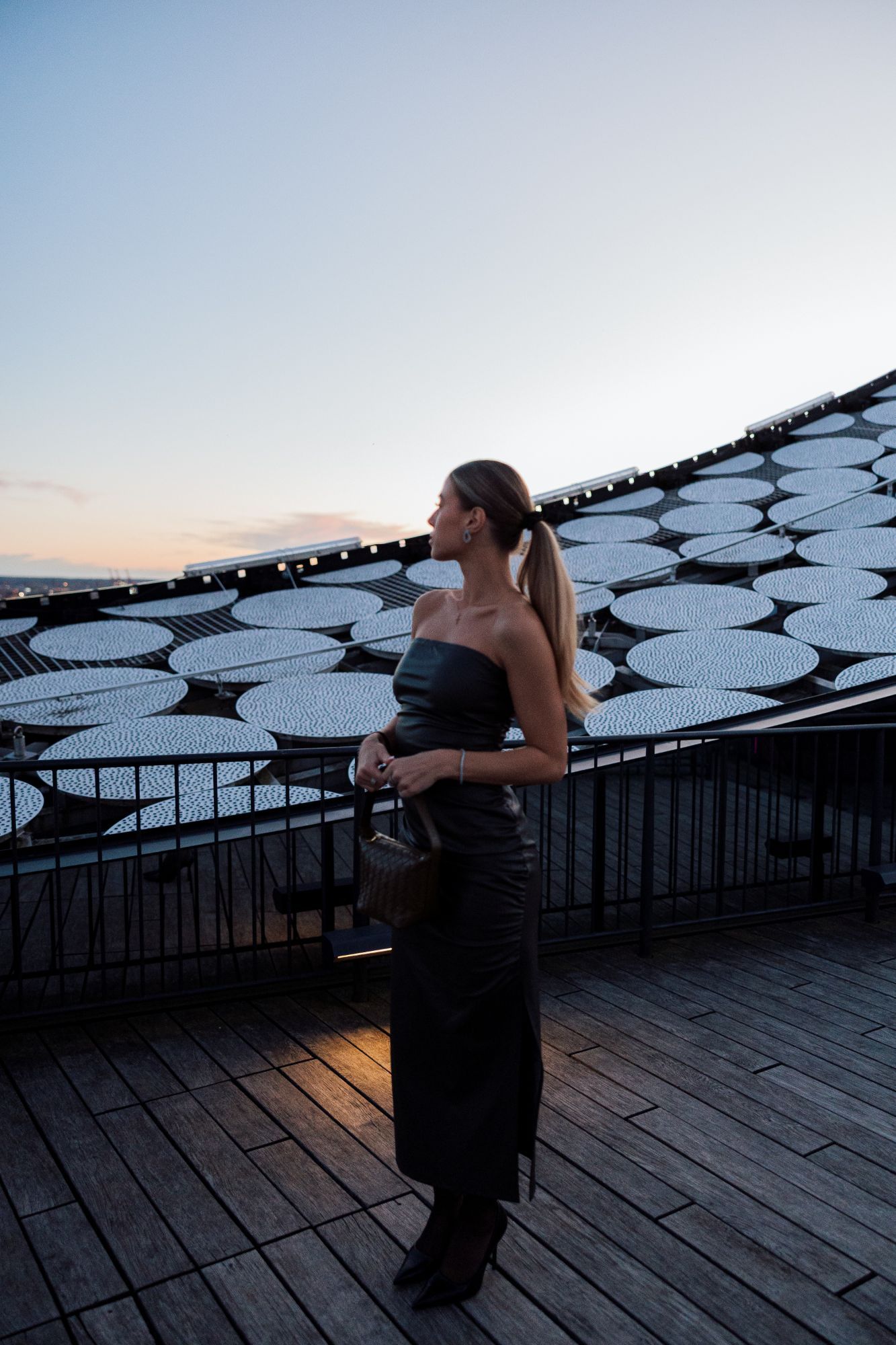Gast am Geländer der Dachterrasse der Elbphilharmonie.
