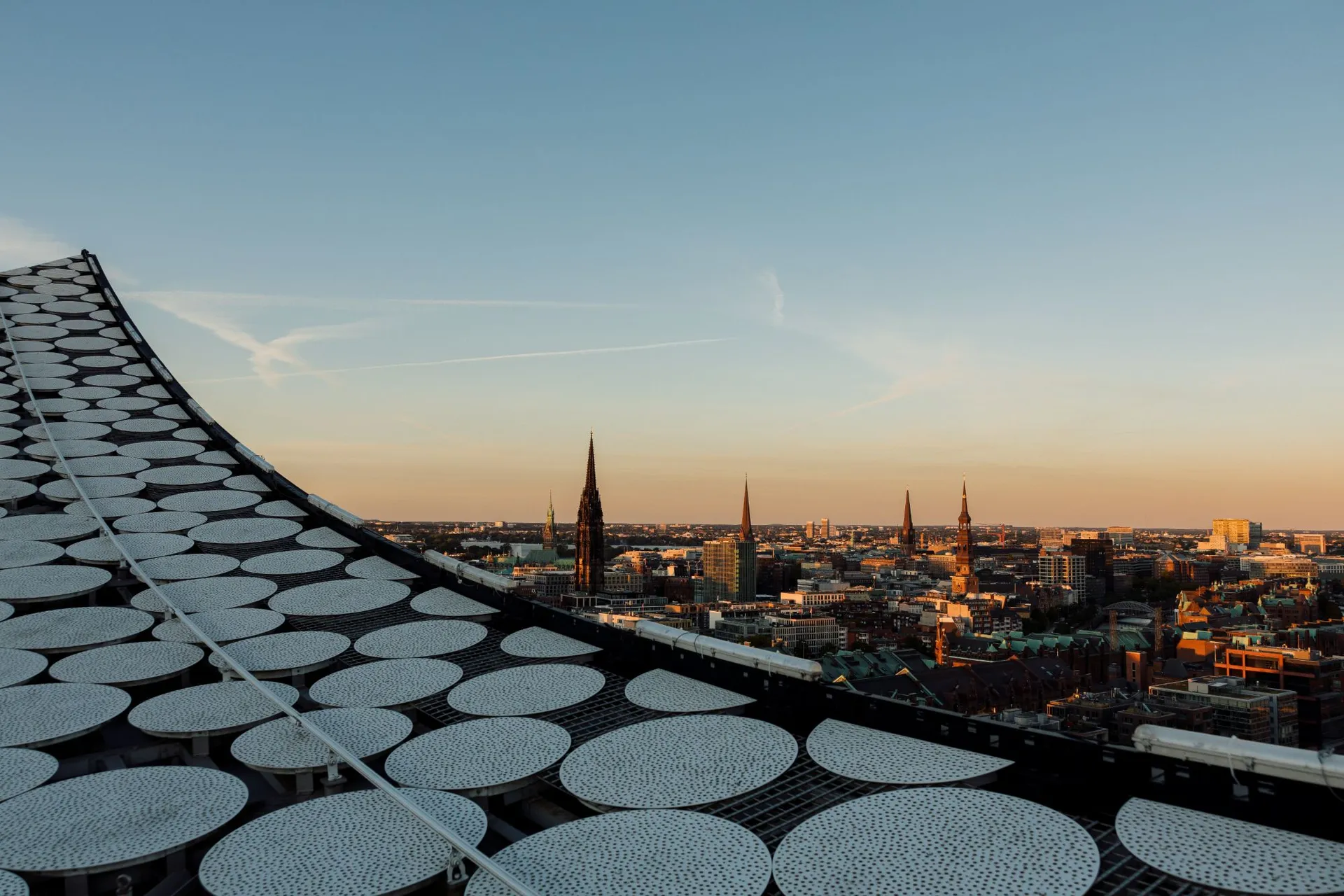 Blick vom Dach der Elbphilharmonie über die Hamburger Innenstadt im Abendlicht