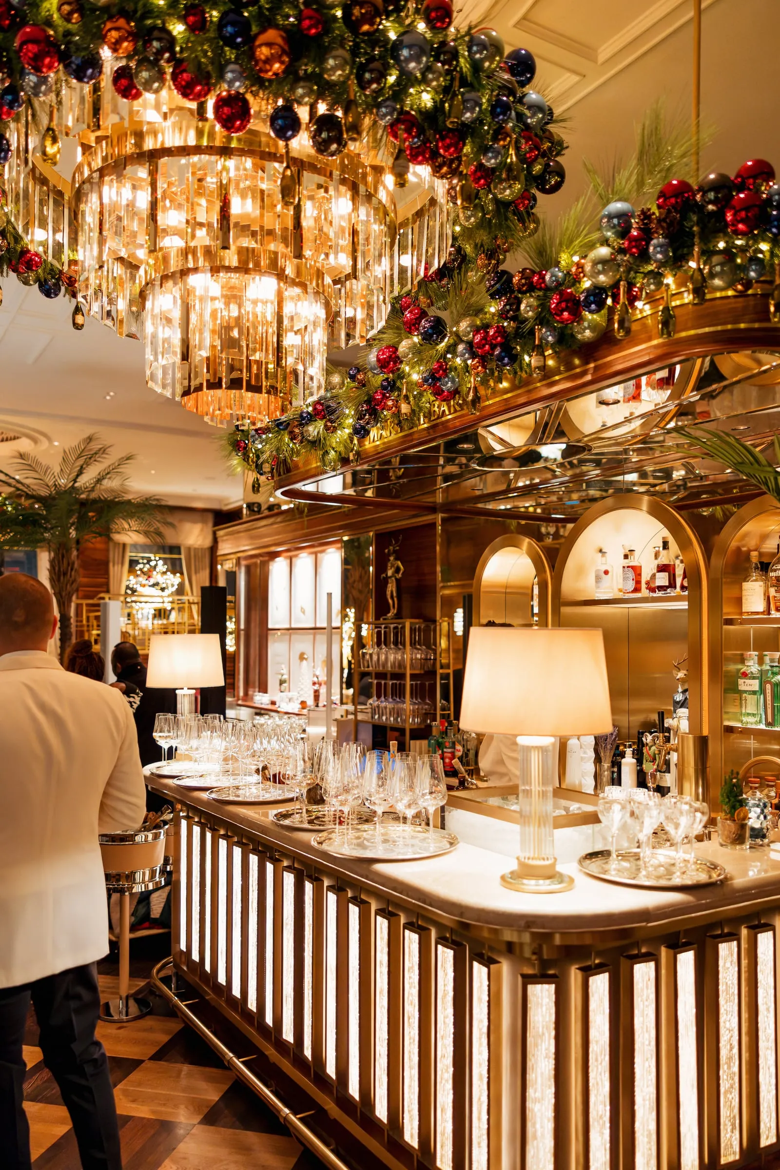 Weihnachtlich geschmückte Bar mit Kronleuchter.