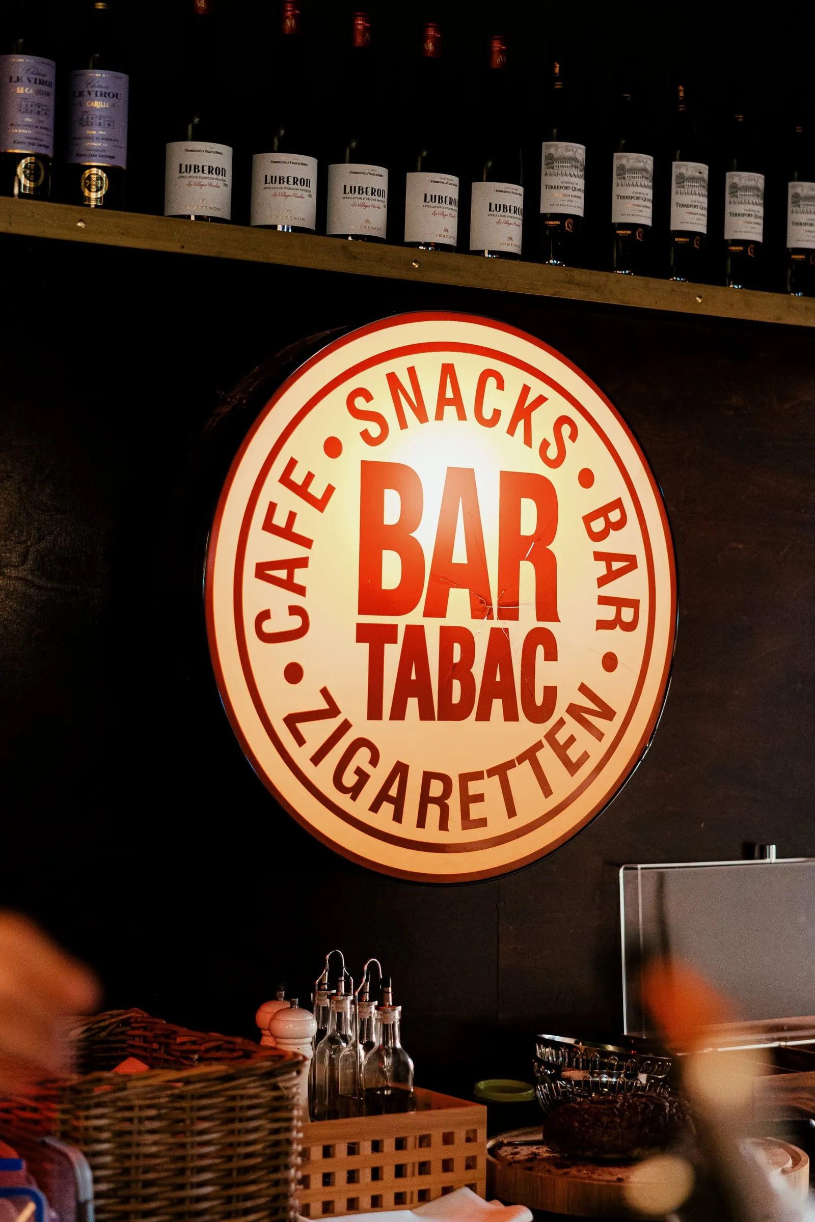 Leuchtendes Bar-Tabac-Logo über der Bar.