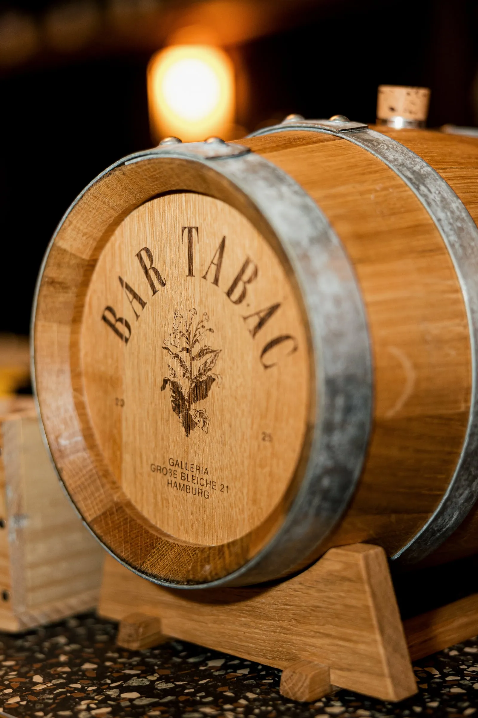 Holzfass mit Bar-Tabac-Gravur.