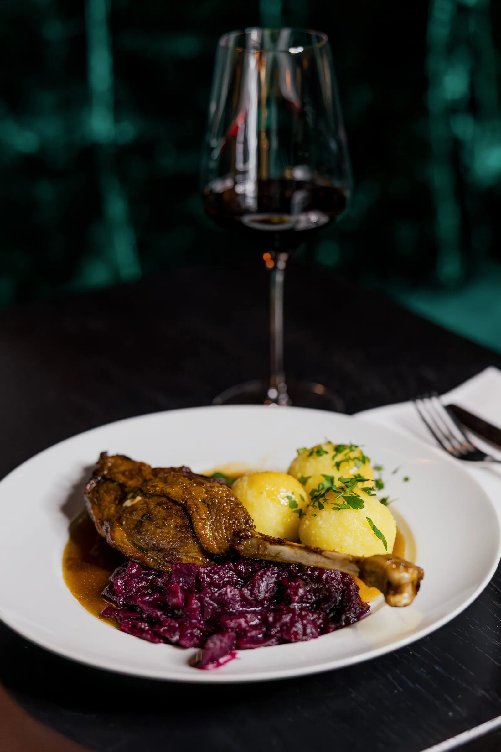 Ente mit Rotkohl und Rotwein.