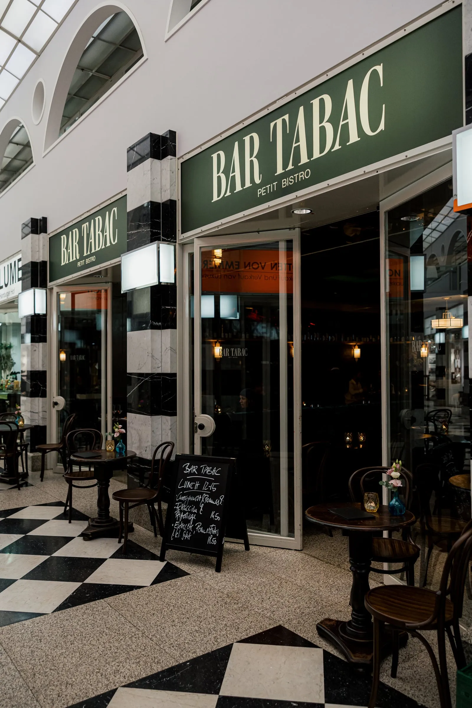Eingang der Bar Tabac in der Passage.