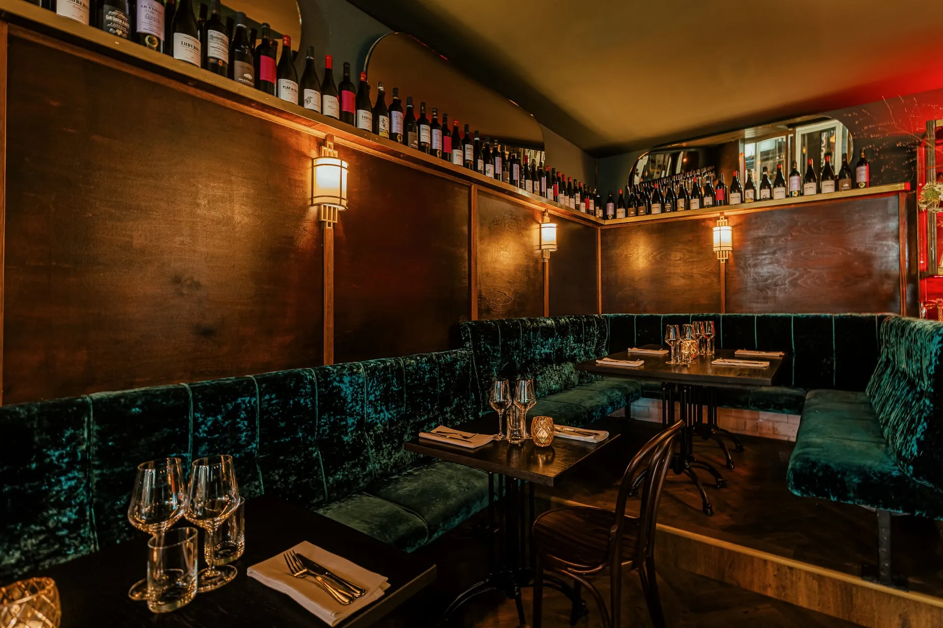 Gastraum, Speisen und Gäste der Bar Tabac.