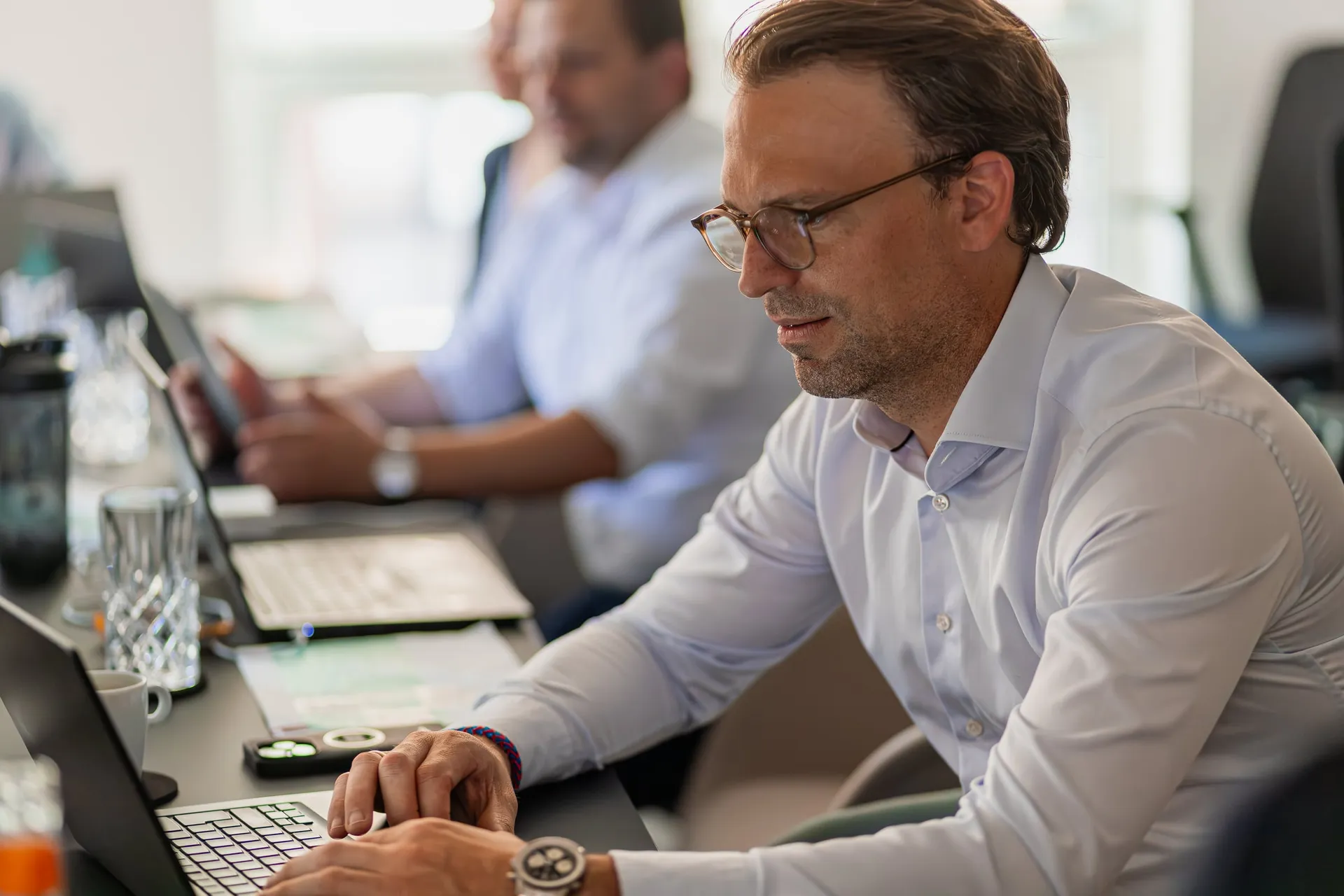 Mitarbeiter arbeitet konzentriert am Laptop.
