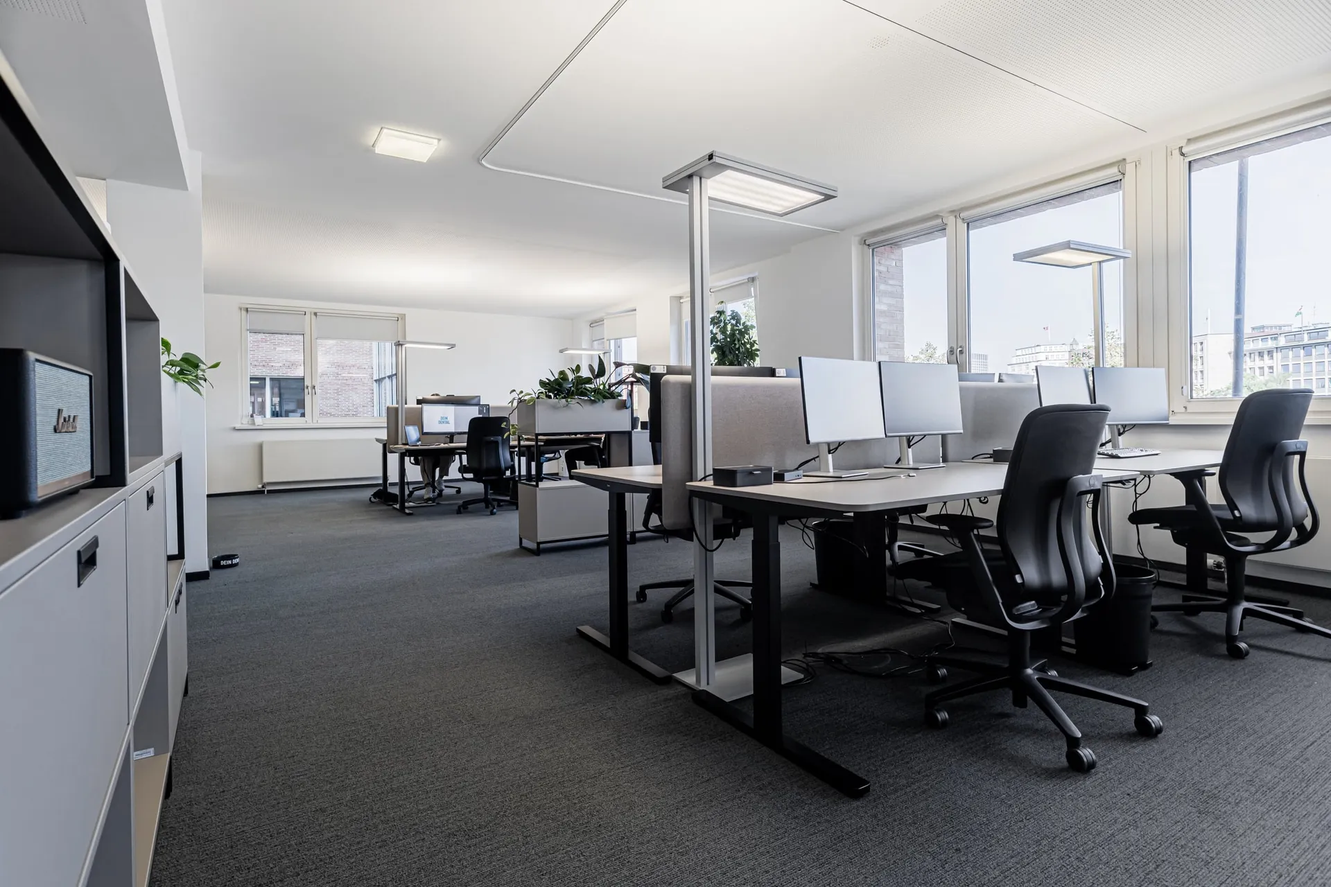 Arbeitsalltag in der Zentrale von Dein Dental.