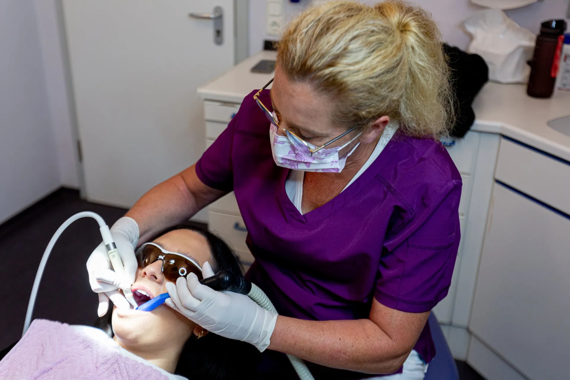 Zahnärztin behandelt eine Patientin.