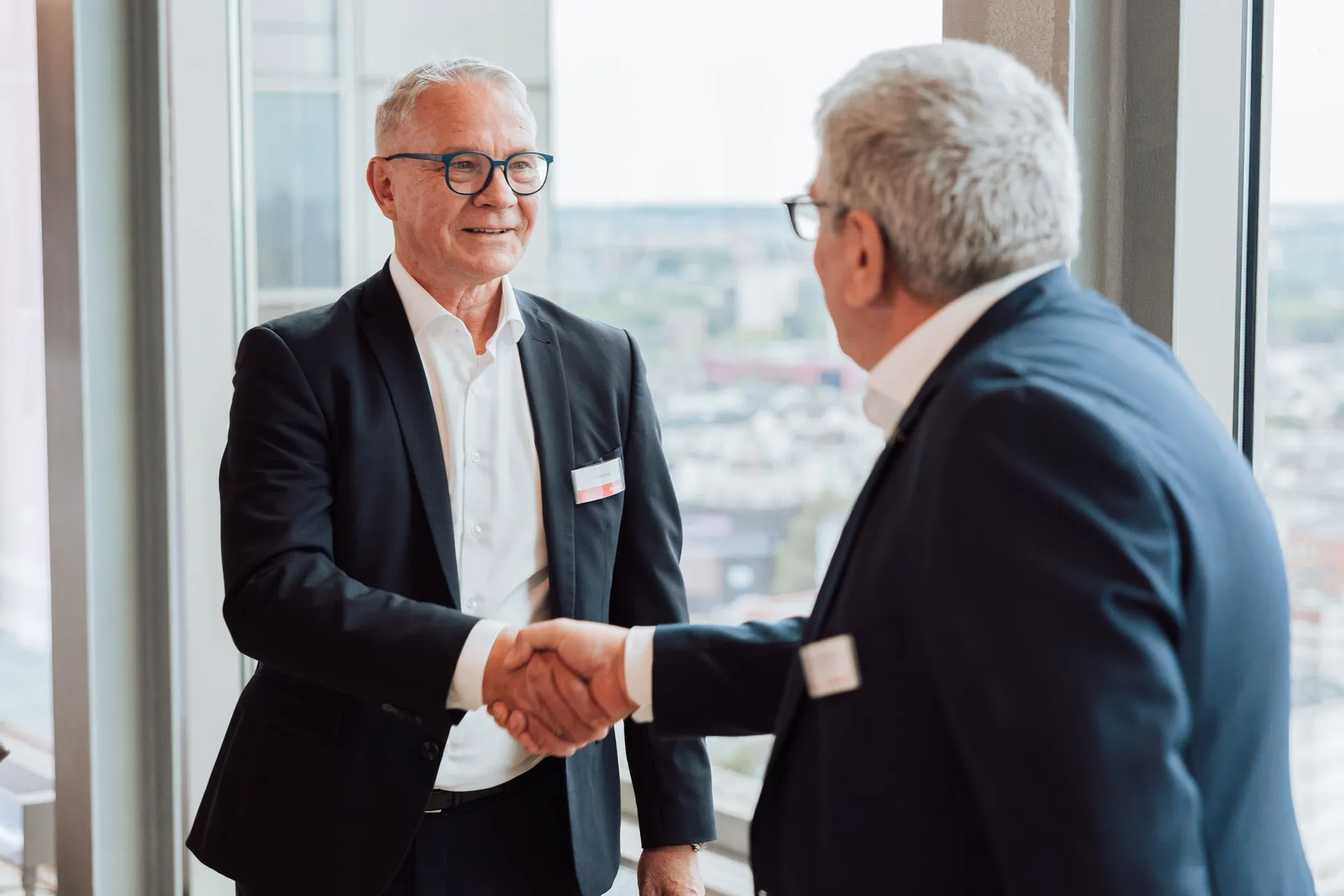 Begrüßung mit Handschlag beim Kundenevent von Everllence im Atlantik-Haus.