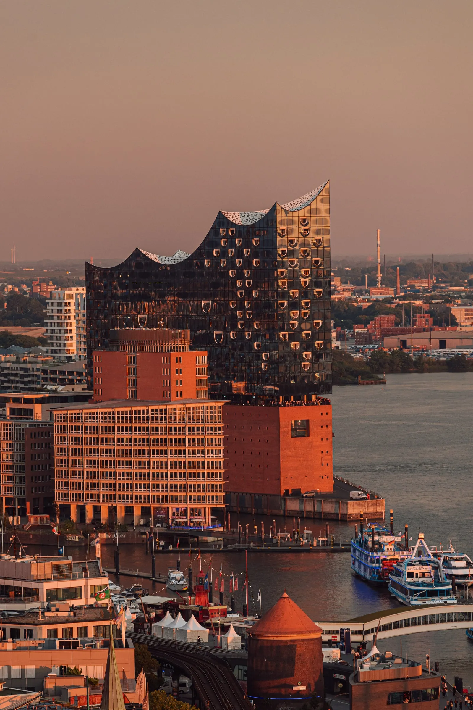 Blick auf die Elbphilharmonie im Abendlicht.