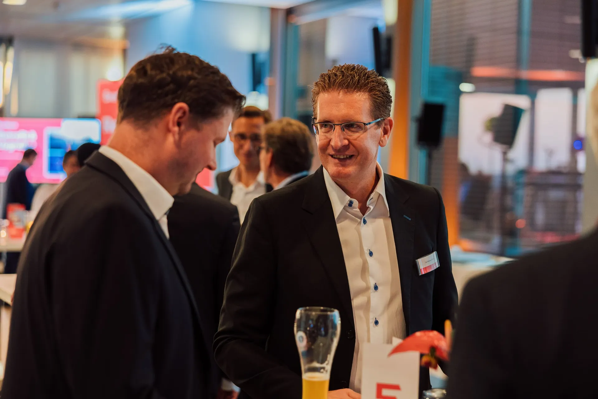 Lachende Gäste beim Networking.