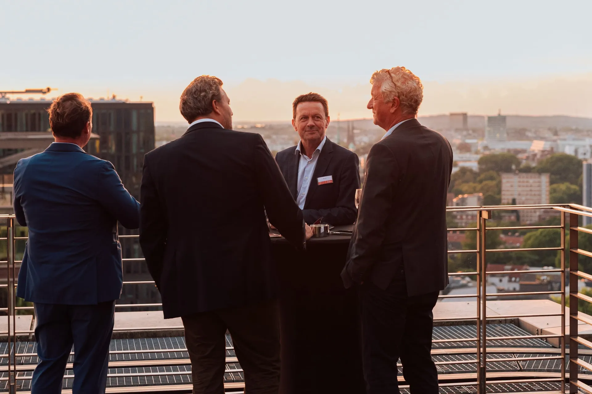 Gäste auf der Dachterrasse über Hamburg.