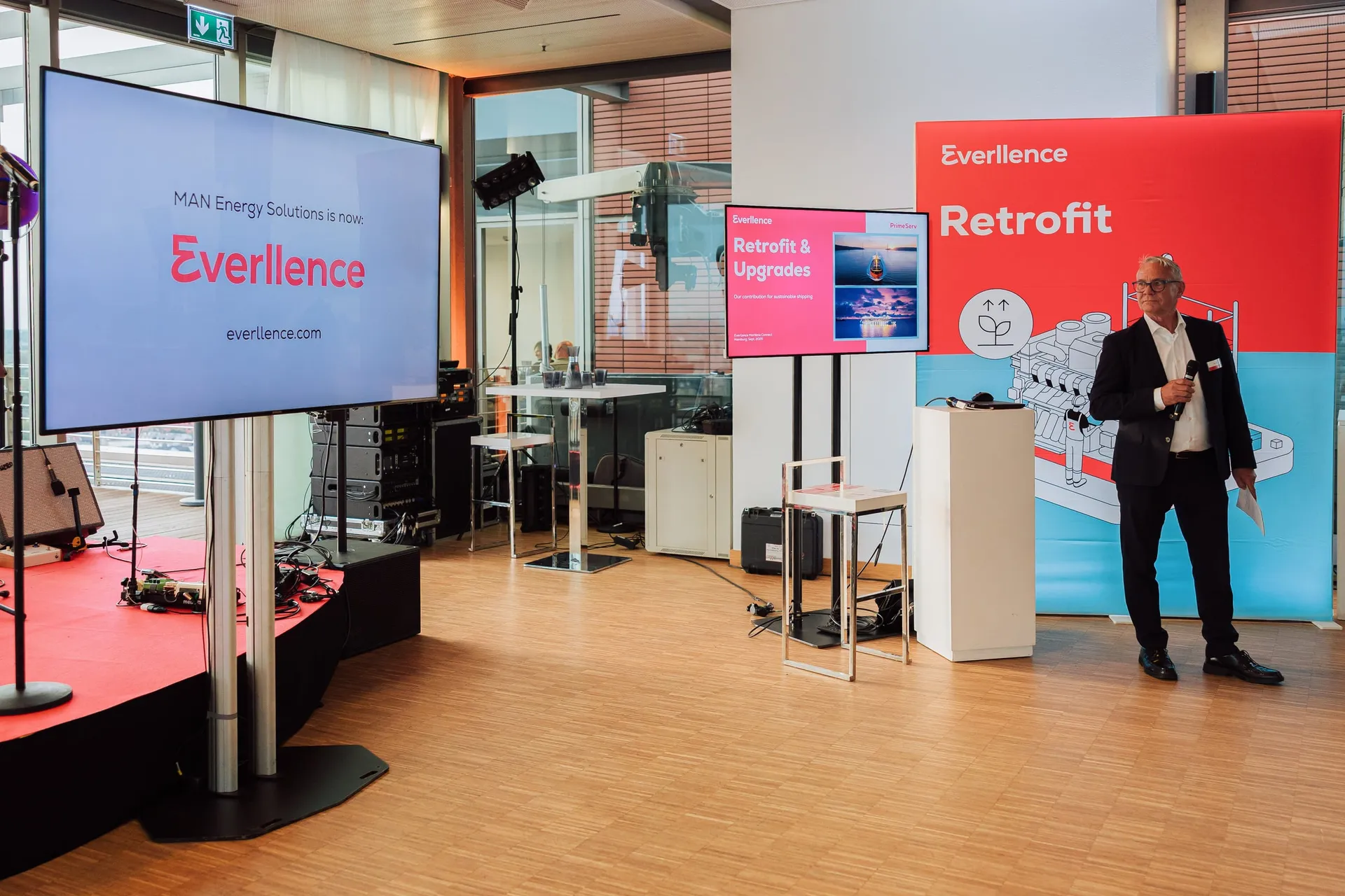 Bühne mit Everllence-Screen und Retrofit-Display.