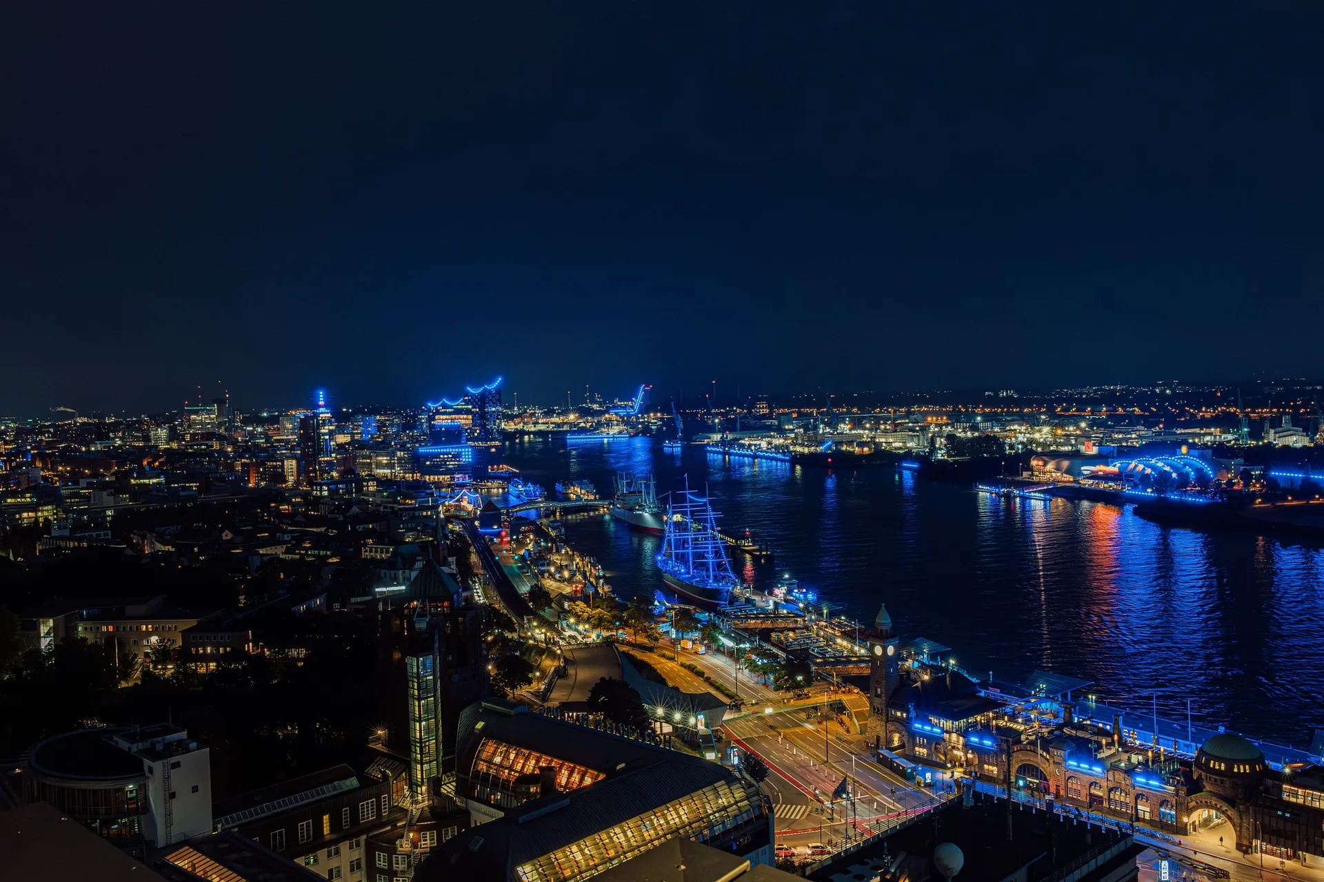 Hamburger Hafen bei Nacht von oben.