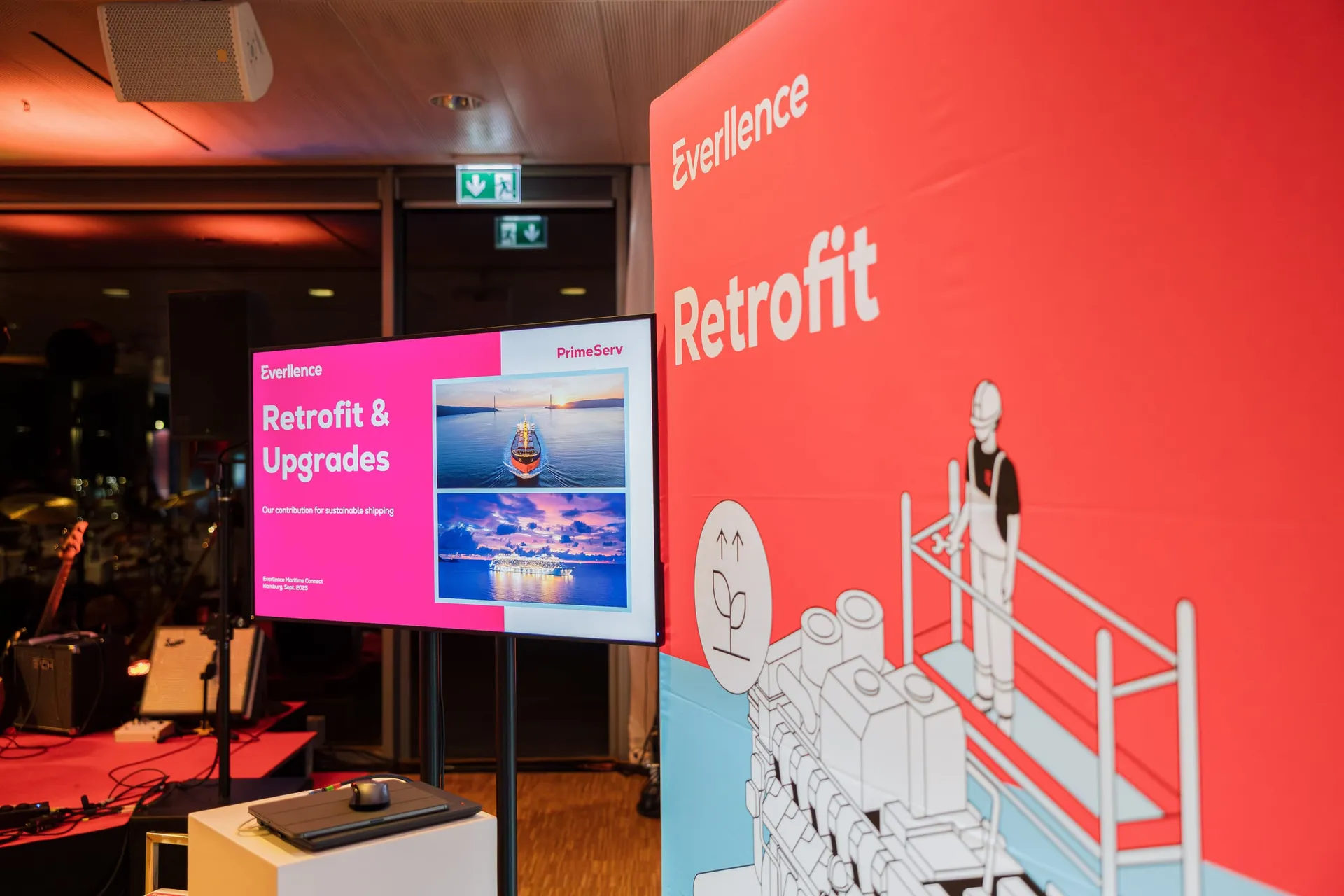 Retrofit-Display im Abendlicht.