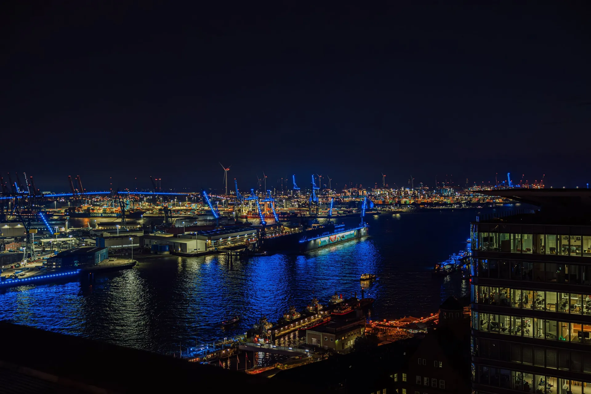 Hafenpanorama bei Nacht.