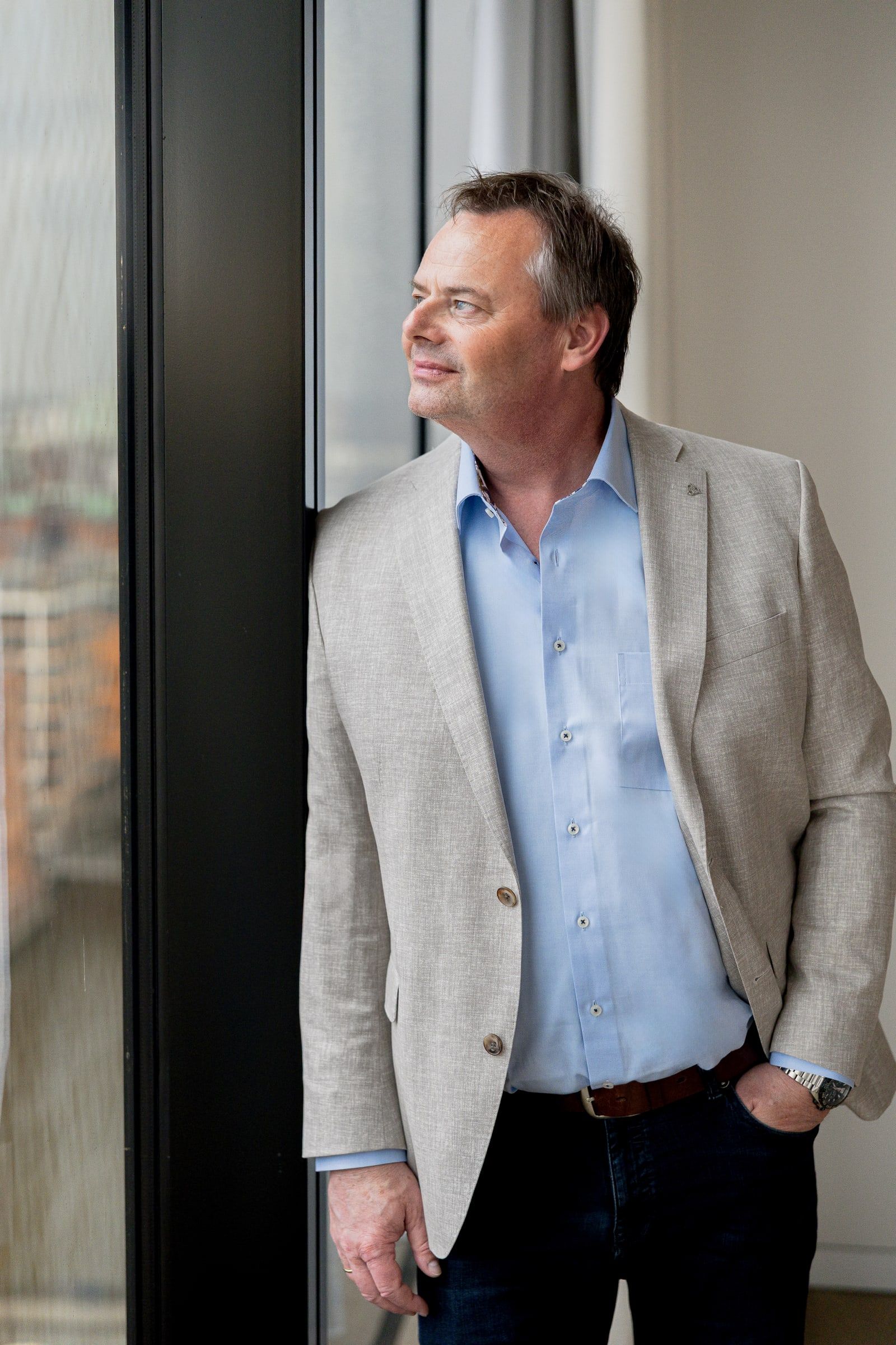 Markus Haacke im Sakko am Fenster.