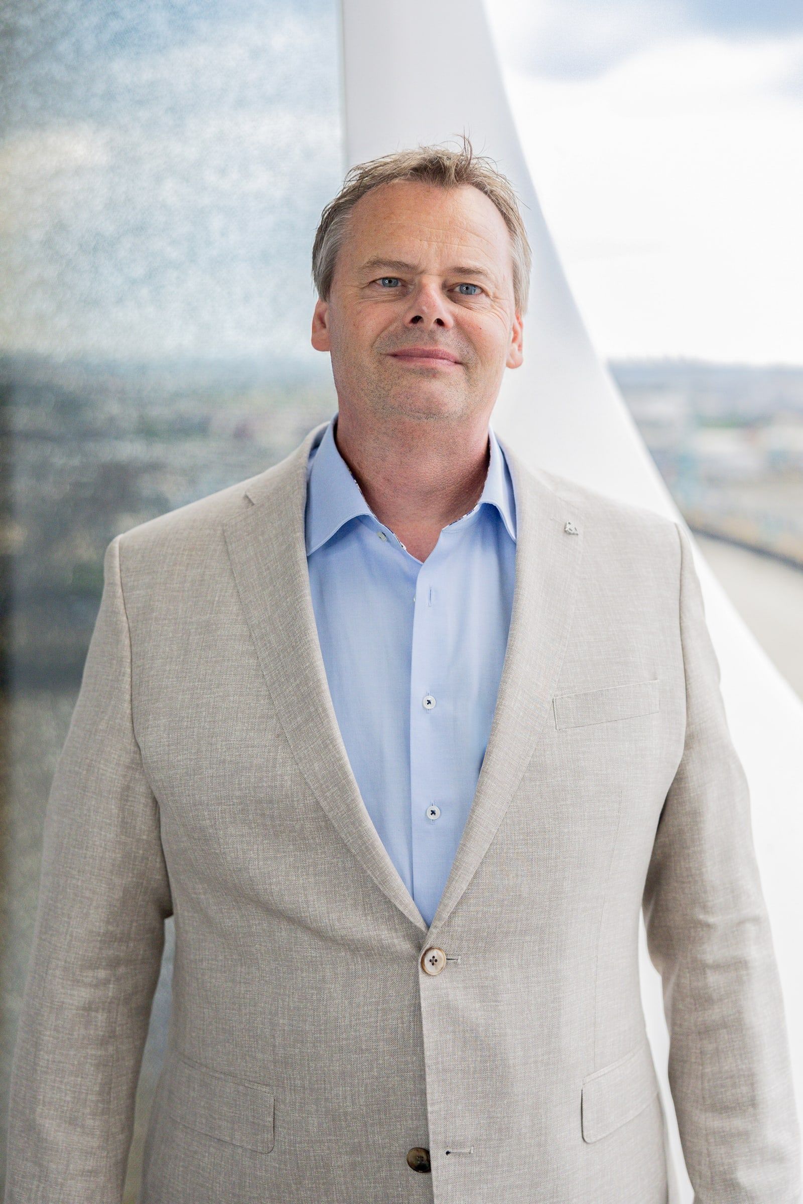 Markus Haacke im hellen Sakko vor der Stadt.