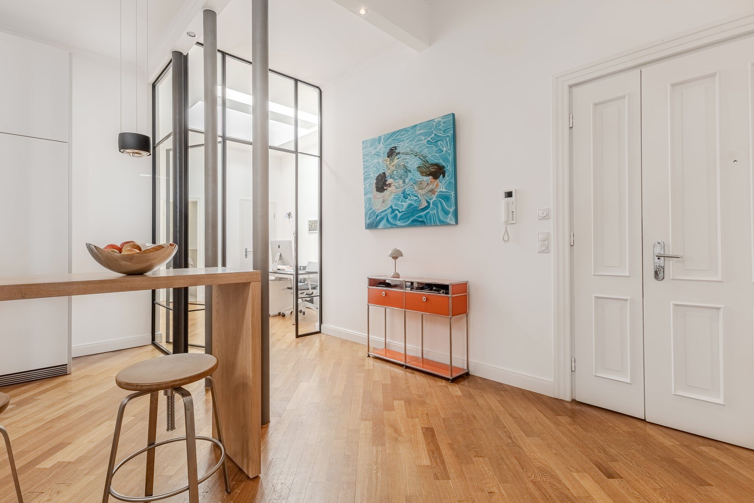 Eingangsbereich der Wohnung mit Glaswand.