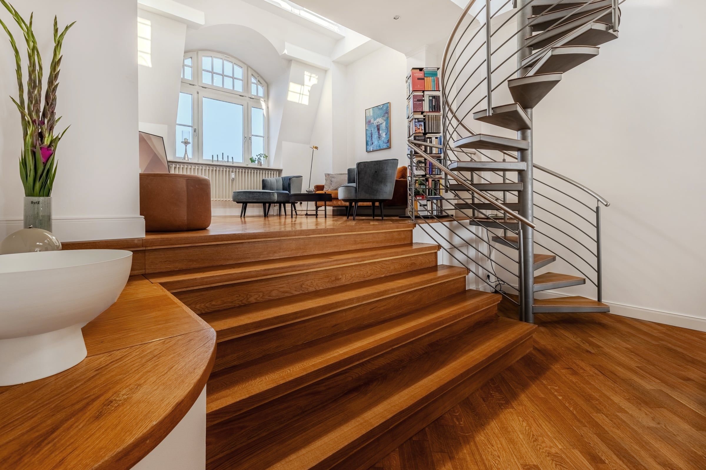Wohnbereich mit Stufen und Wendeltreppe.