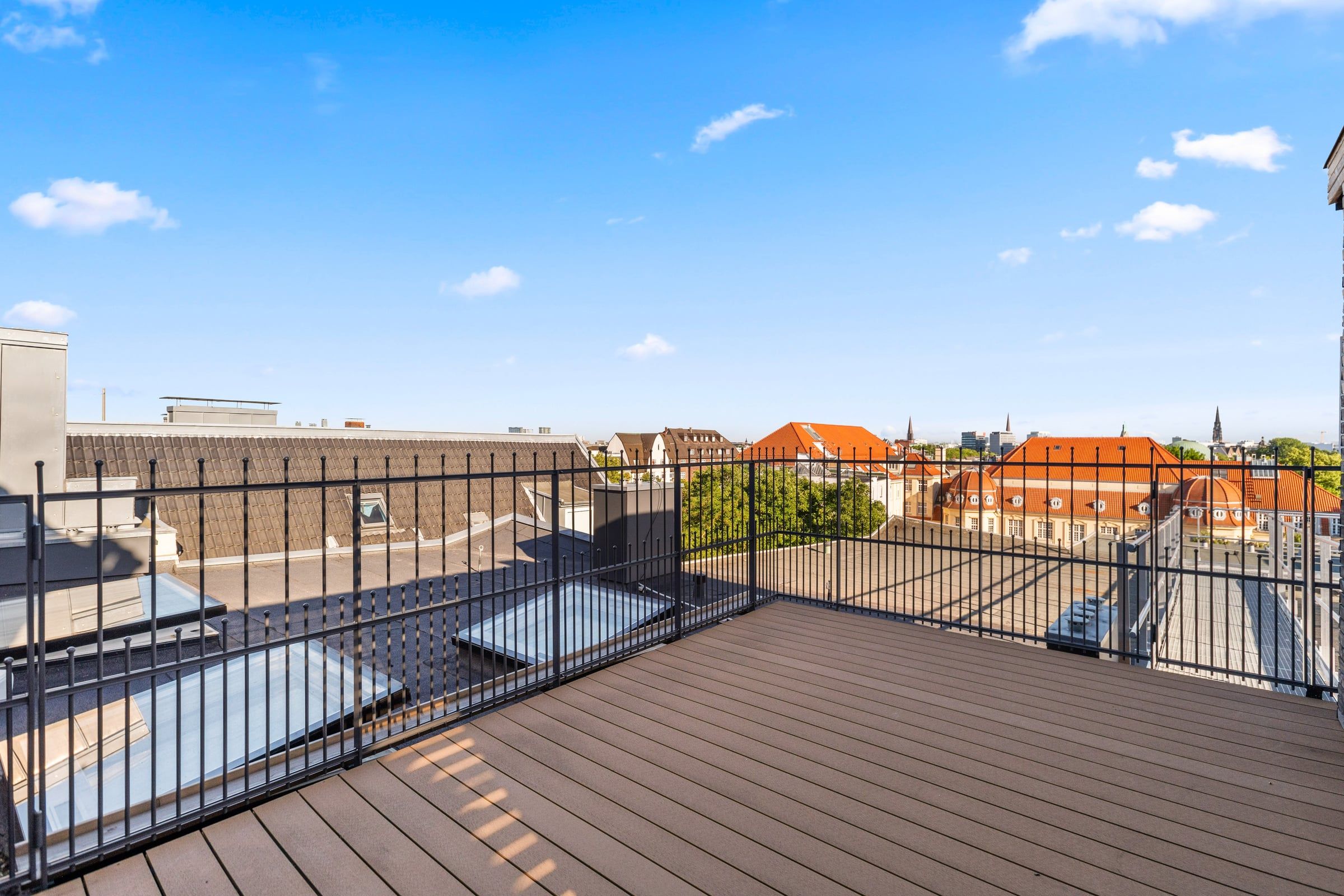 Dachterrasse mit Blick über die Stadt.