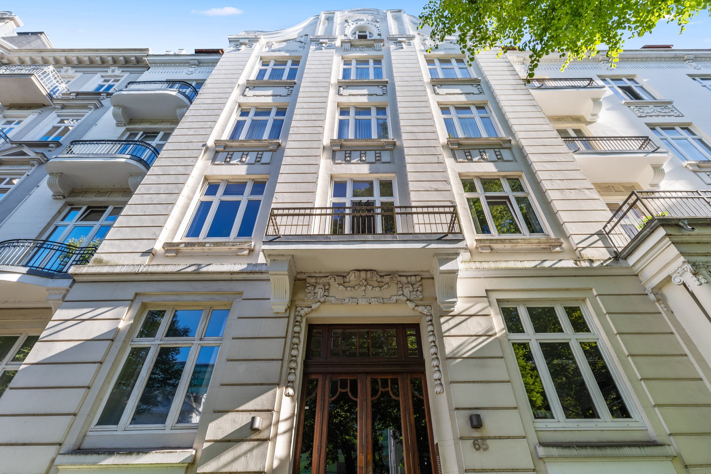 Gründerzeitfassade mit Balkonen.