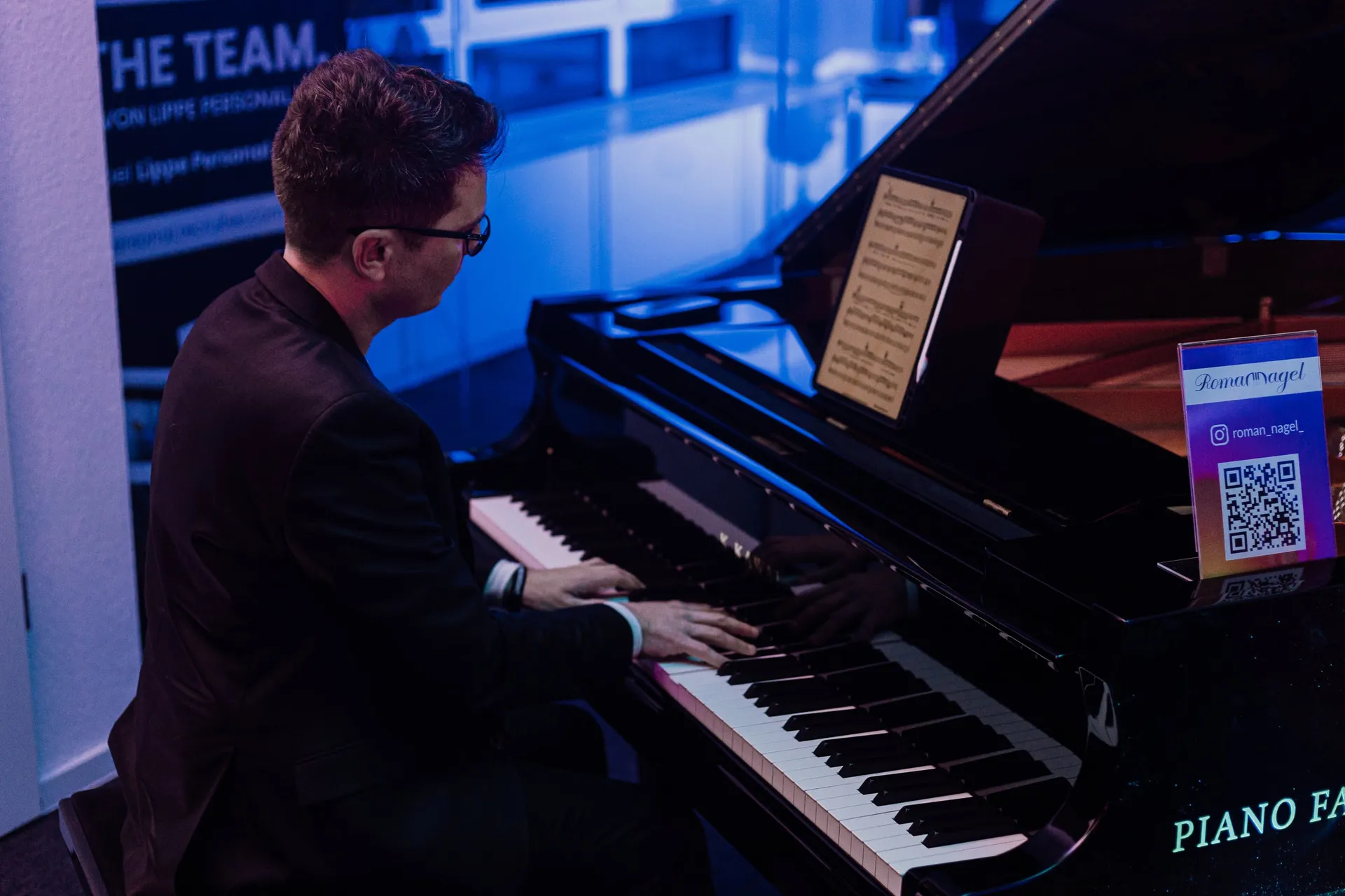 Pianist spielt zur Begrüßung.