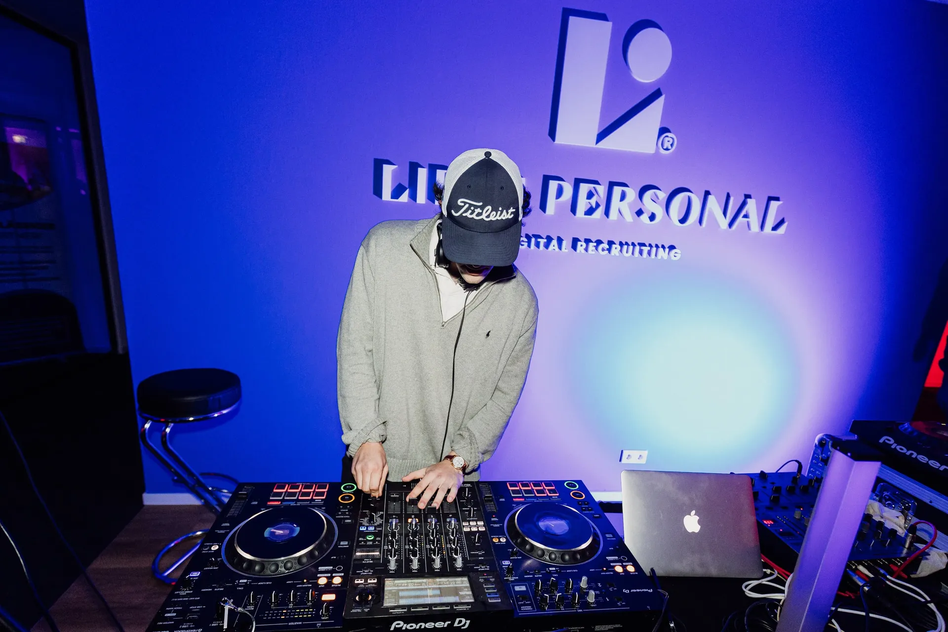 DJ vor dem Lippe-Personal-Logo.