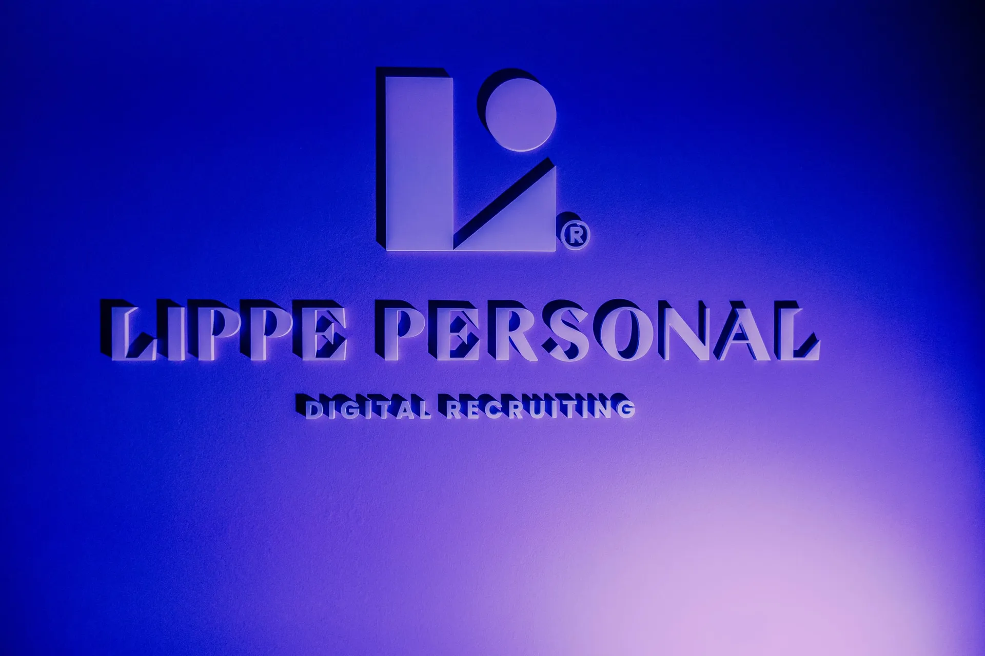 Lippe-Personal-Logo im blauen Licht.