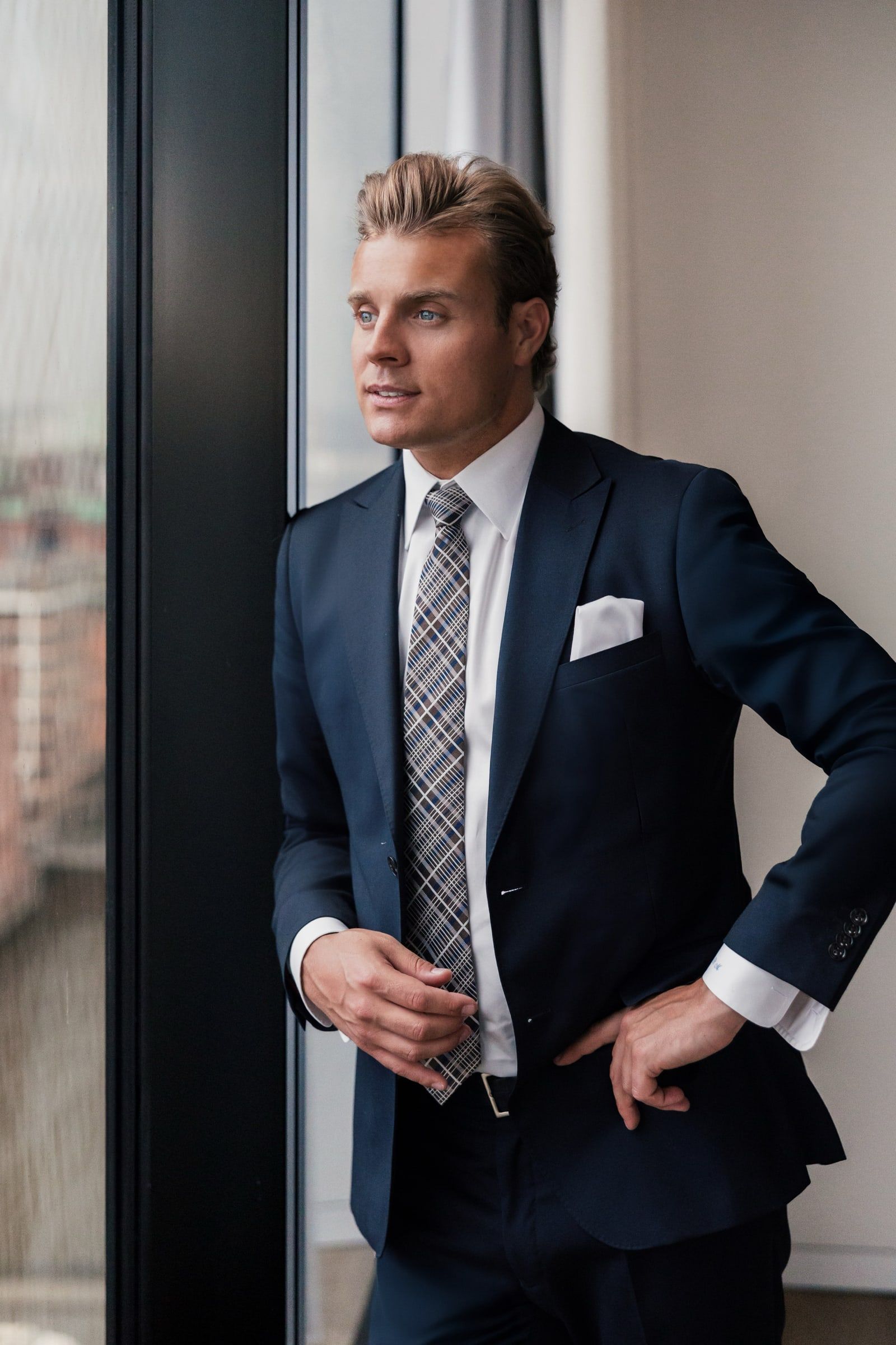 Björn Meins lehnt am Fenster und blickt nach draußen.
