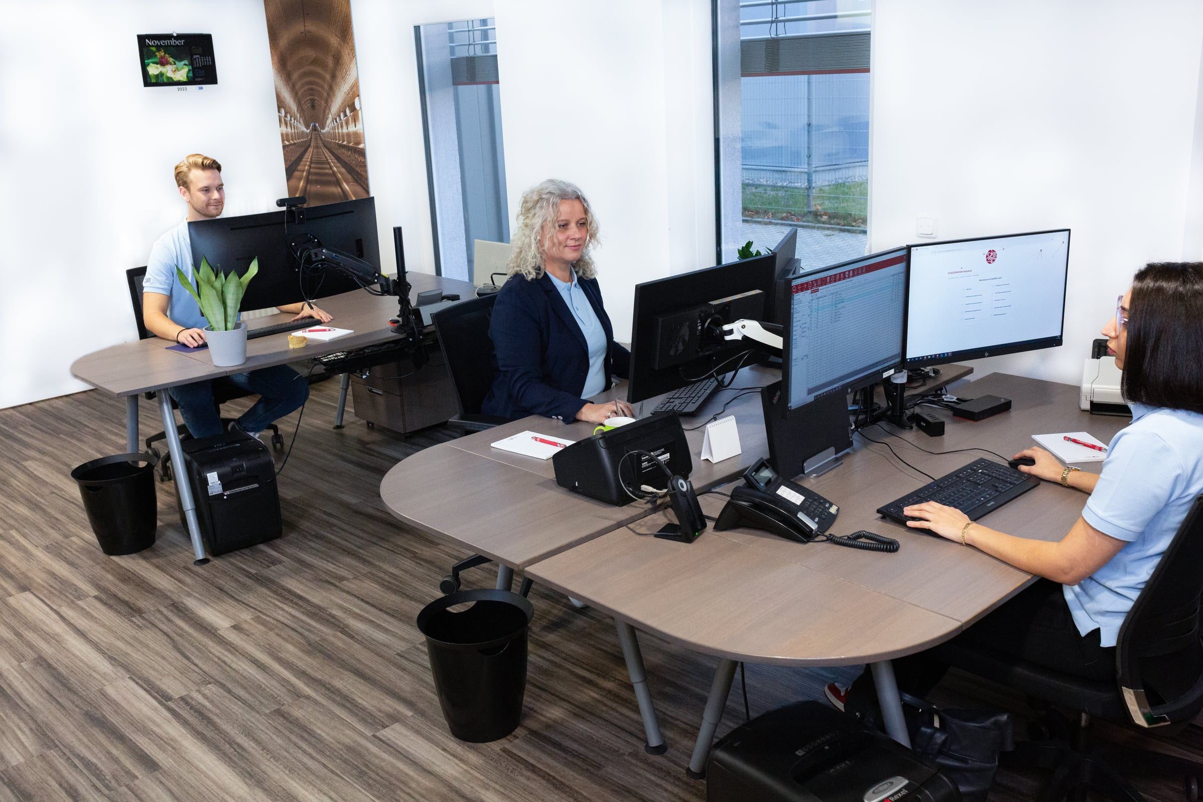 Blick in das Büro mit mehreren Arbeitsplätzen.