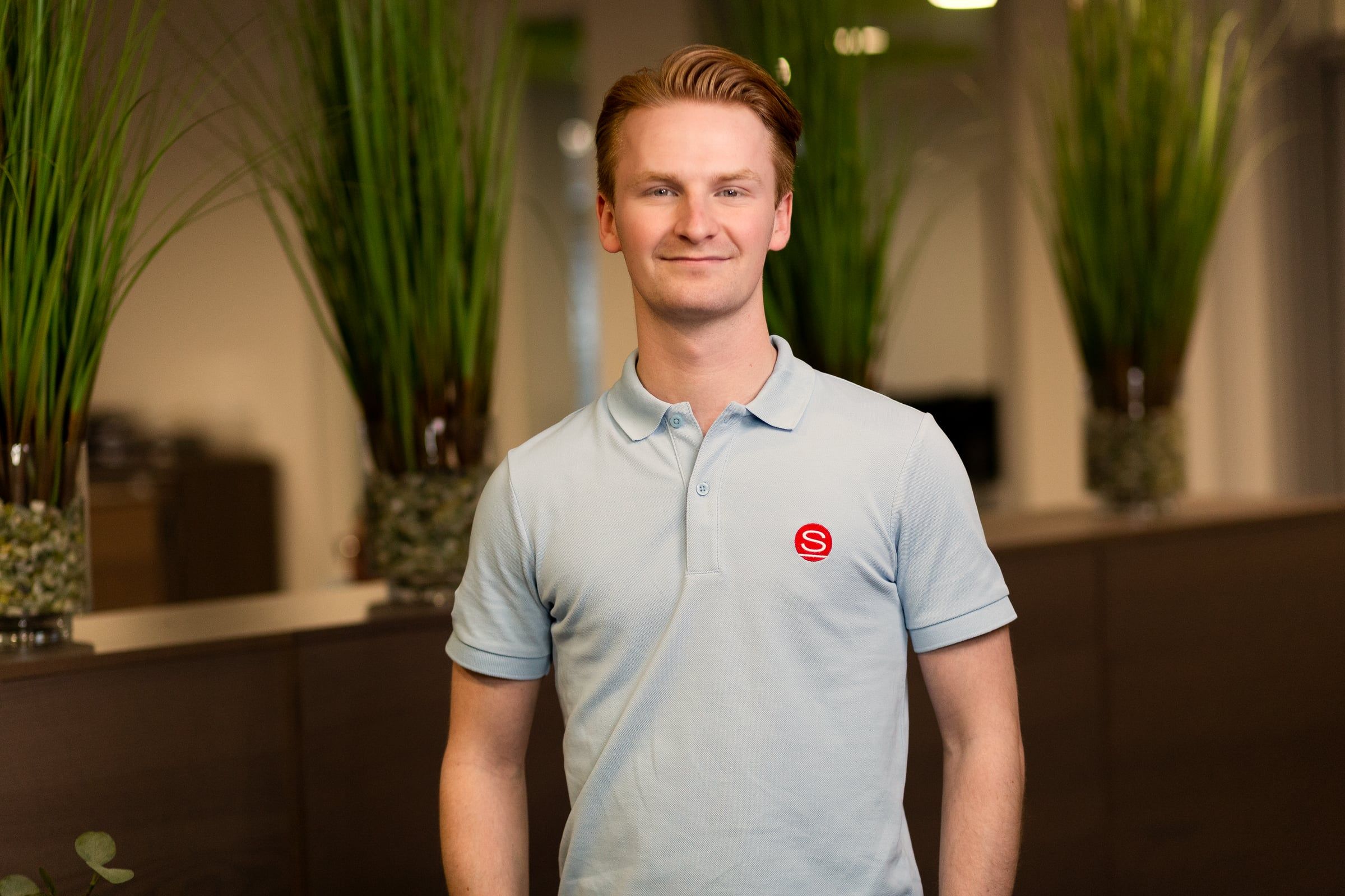 Portrait eines Mitarbeiters im Poloshirt.