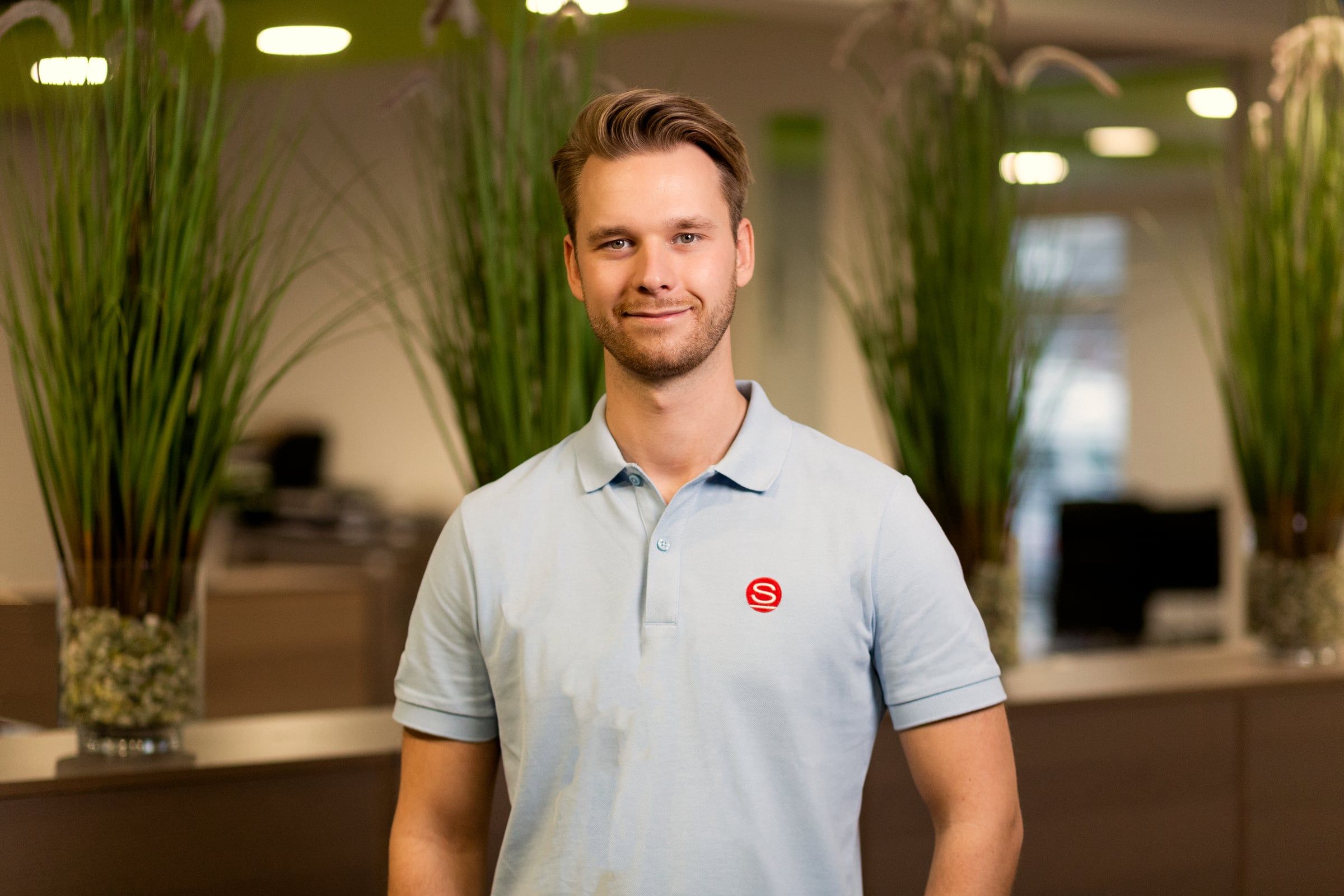 Portrait eines Mitarbeiters mit Bart.